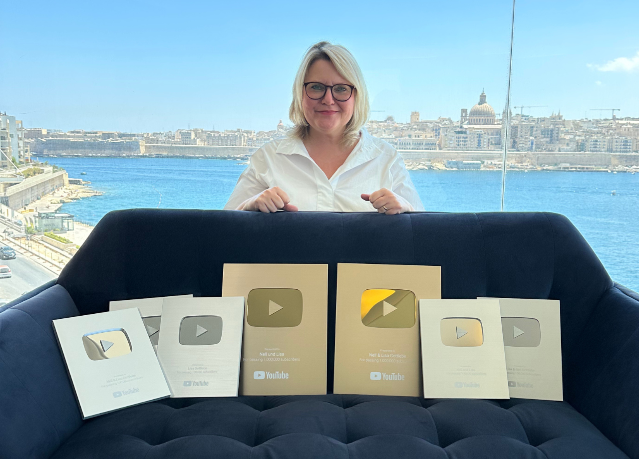 Nell Gottlebe mit Silver und Gold Play Buttons